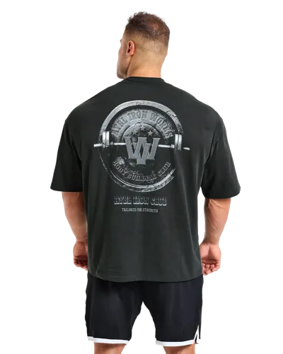 Model in AYBL-shirt met rugprint